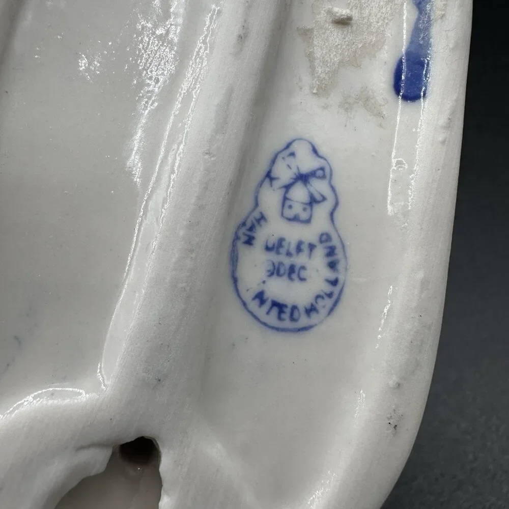 Vintage Delft Blue Kissing Dutch Couple Figurine 4.5
